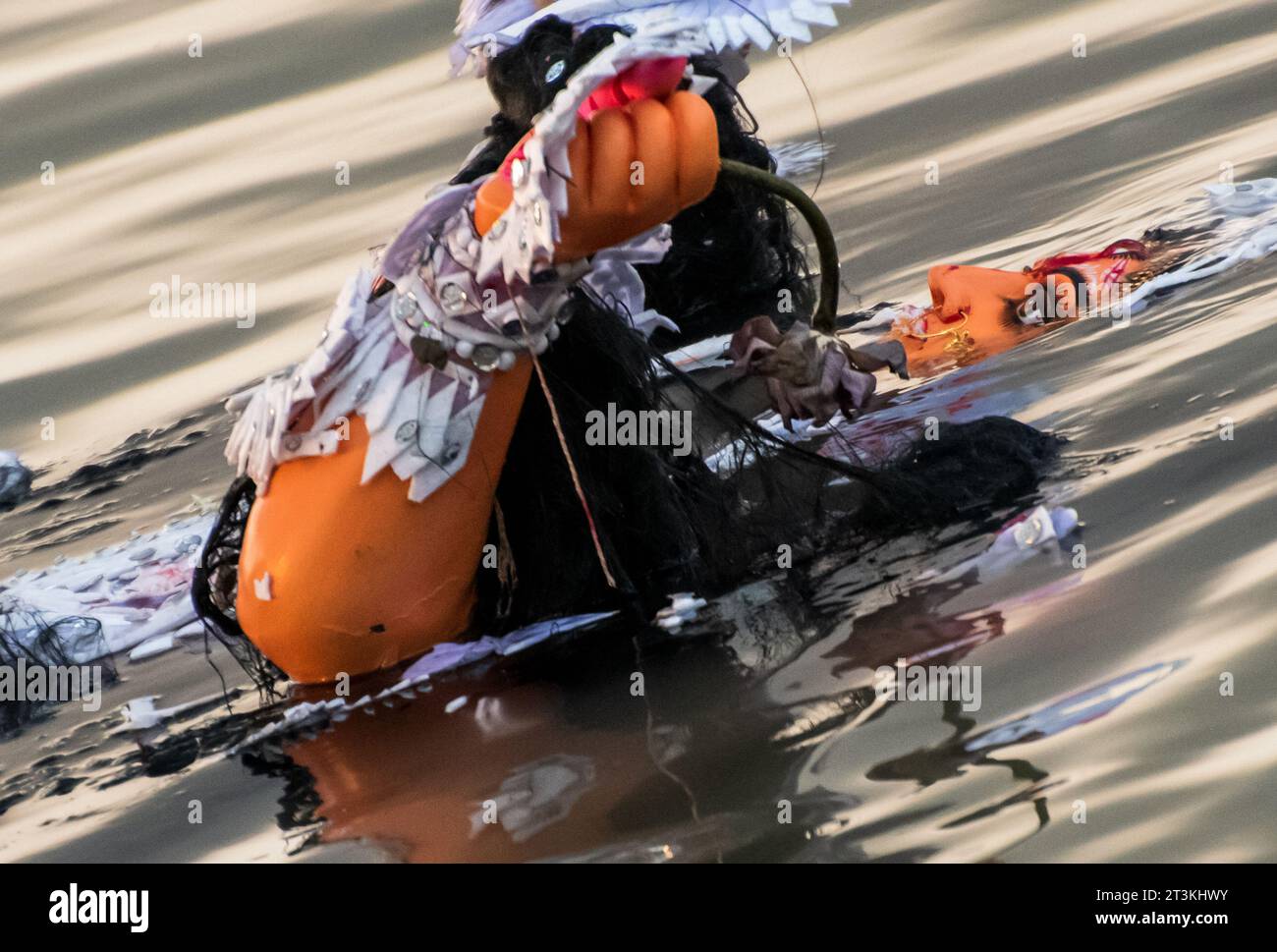 Immersione della dea idolo durga nel fiume dopo il completamento del festival di quattro giorni. Durga è creata dall'argilla. Foto Stock