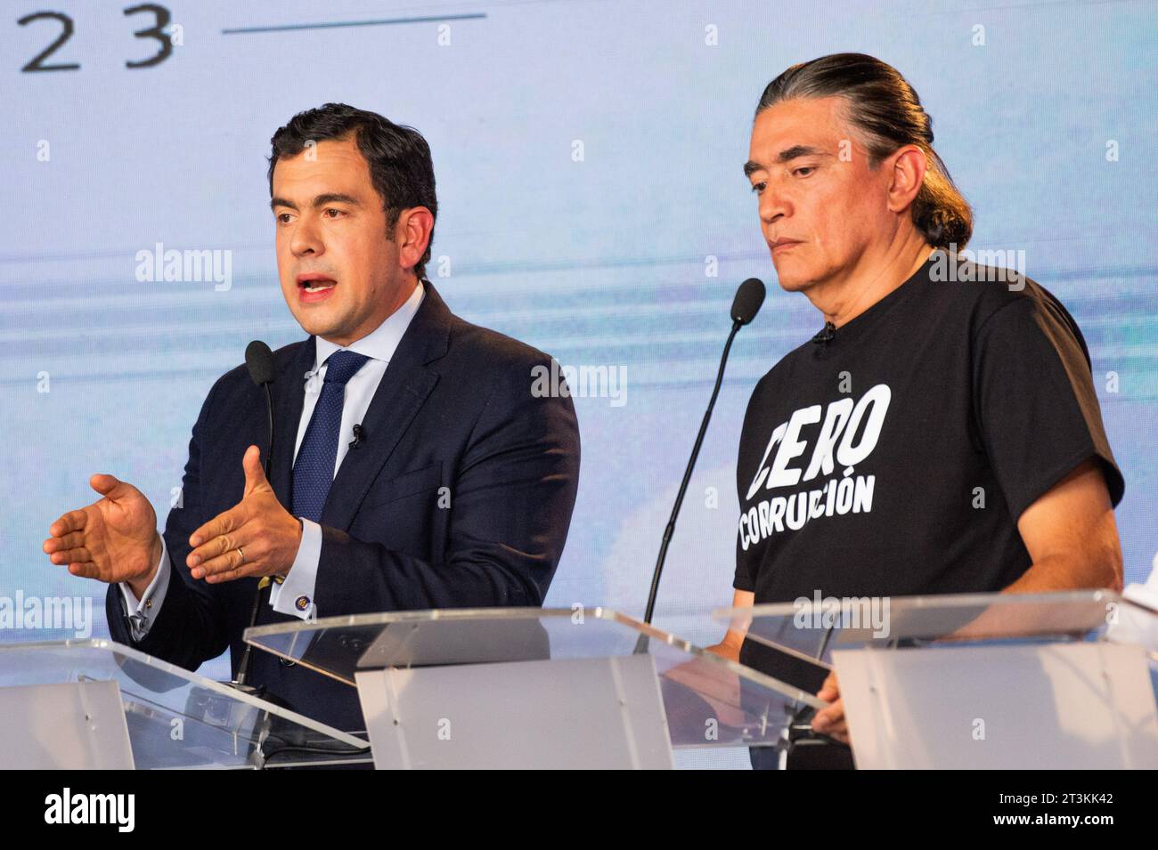 Bogotà, Colombia. 25 ottobre 2023. I candidati Rodrigo Lara (L) e Gustavo Bolivar (R) durante gli ultimi candidati discutono prima delle elezioni regionali colombiane del 25 ottobre 2023. Foto di: Sebastian Barros/Long Visual Press Credit: Long Visual Press/Alamy Live News Foto Stock