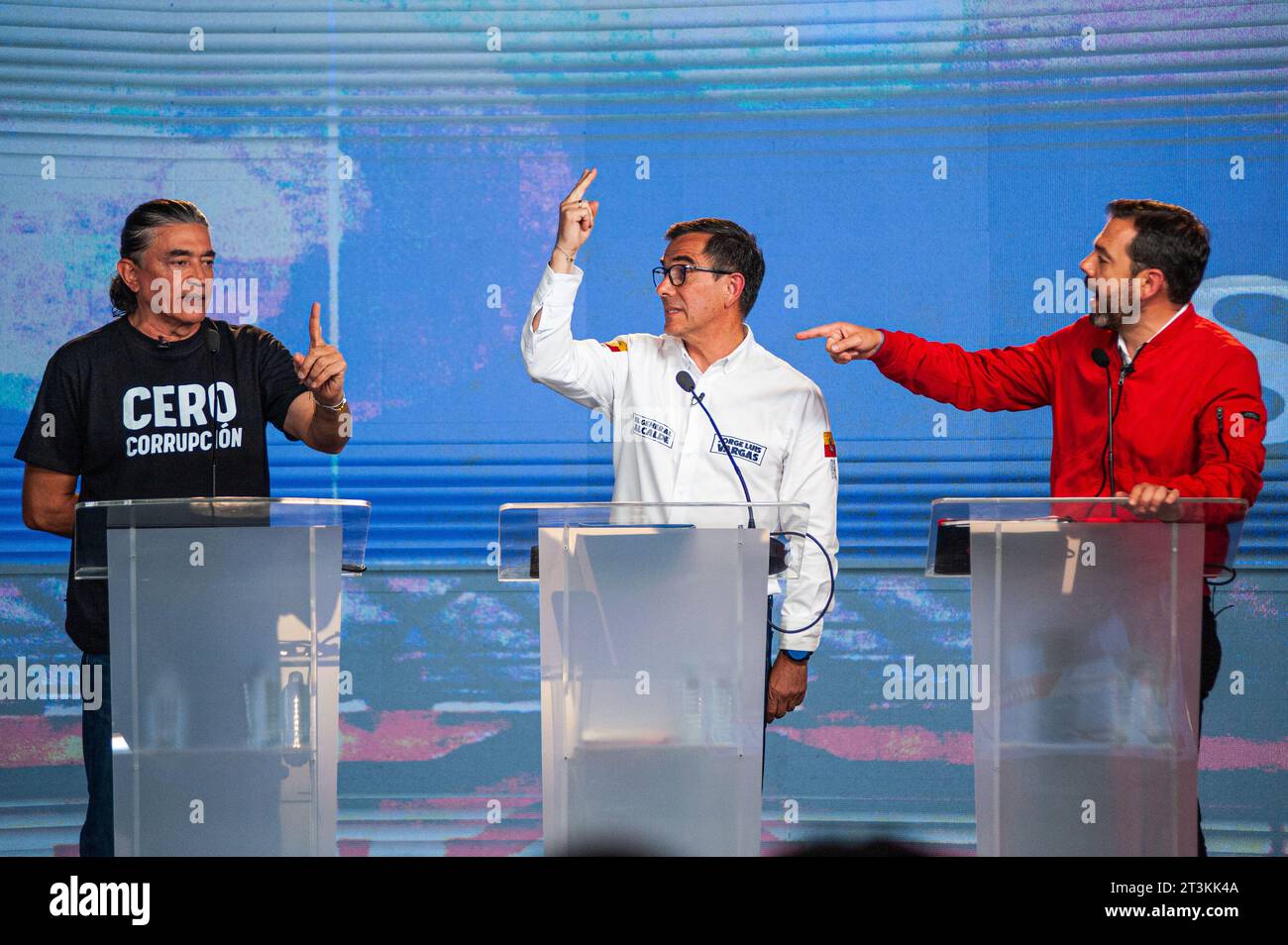 Bogotà, Colombia. 25 ottobre 2023. Gustavo Bolivar (L) Jorge Luis Vargas (C) e Carlos Fernando Galan (R) reagiscono tra loro durante il dibattito degli ultimi candidati prima delle elezioni regionali della Colombia del 25 ottobre 2023. Foto di: Sebastian Barros/Long Visual Press Credit: Long Visual Press/Alamy Live News Foto Stock