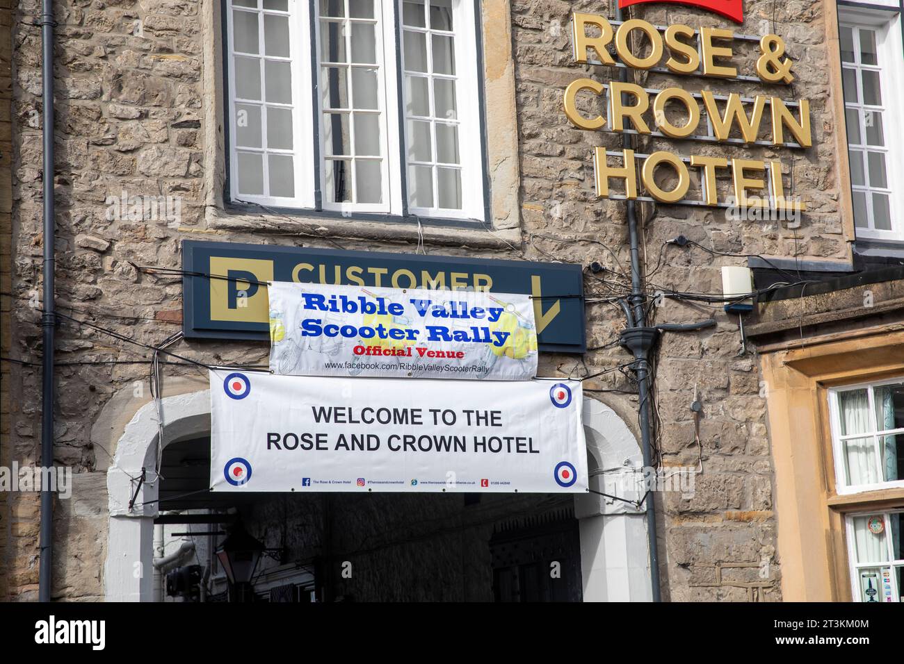 Il Clitheroe Rose and Crown hotel pub ospita il Ribble Valley scooter club nel settembre 2023 per il loro rally di scooter, Lancashire, Inghilterra, Regno Unito Foto Stock