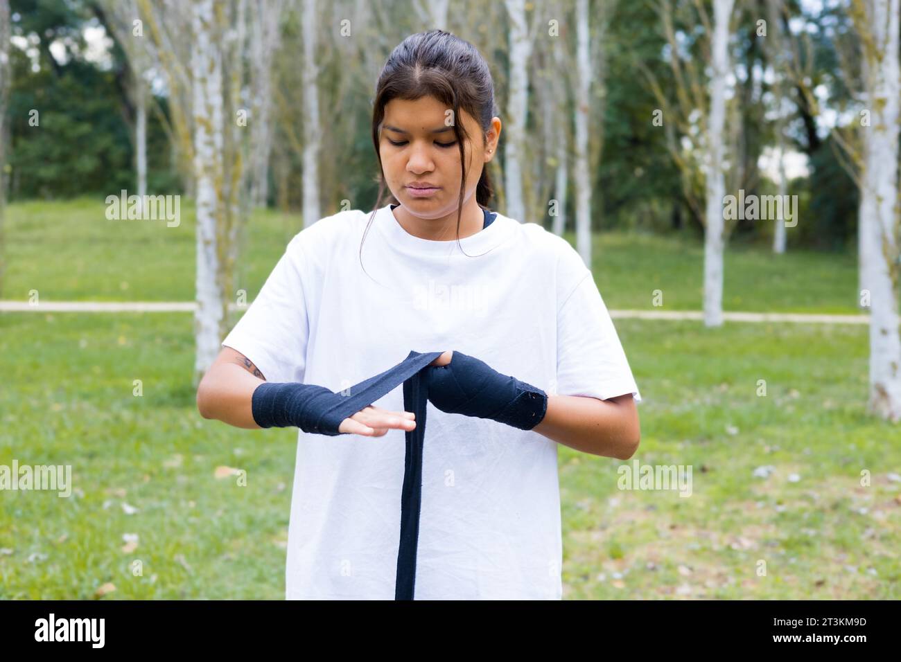 Fasciatura avvolgente femminile latin boxer per l'allenamento di pugilato. Allenamento sportivo all'aperto. Foto Stock