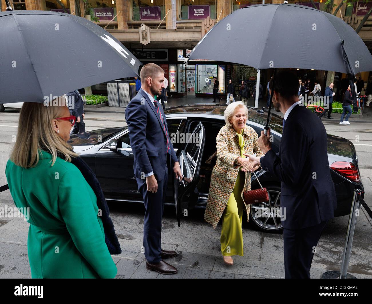 Melbourne, Australia. 26 ottobre 2023. La Principessa Astrid del Belgio è accolta da Sally Capp (L), Lord Mayor di Melbourne e Nicolas Keutgen, Chief Innovation Officer Schréder priro per un seminario sulle città intelligenti più sicure, connesse e resilienti nel municipio di Melbourne, durante la missione economica belga nel Commonwealth dell'Australia, a Melbourne, giovedì 26 ottobre 2023. Una delegazione belga è in missione economica di 10 giorni in Australia dal 19 al 28 ottobre 2023. BELGA PHOTO BENOIT DOPPAGNE Credit: Belga News Agency/Alamy Live News Foto Stock