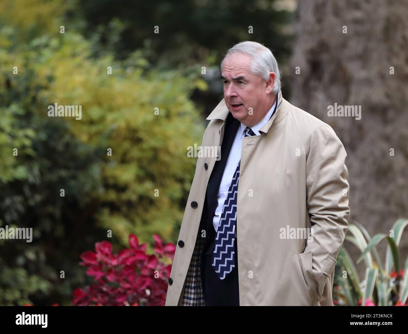 Londra, Regno Unito, 25 ottobre 2023, l'ex procuratore generale Geoffrey Cox arriva al No 10 Downing prima delle domande settimanali del primo Ministro al Parlamento. Foto Stock