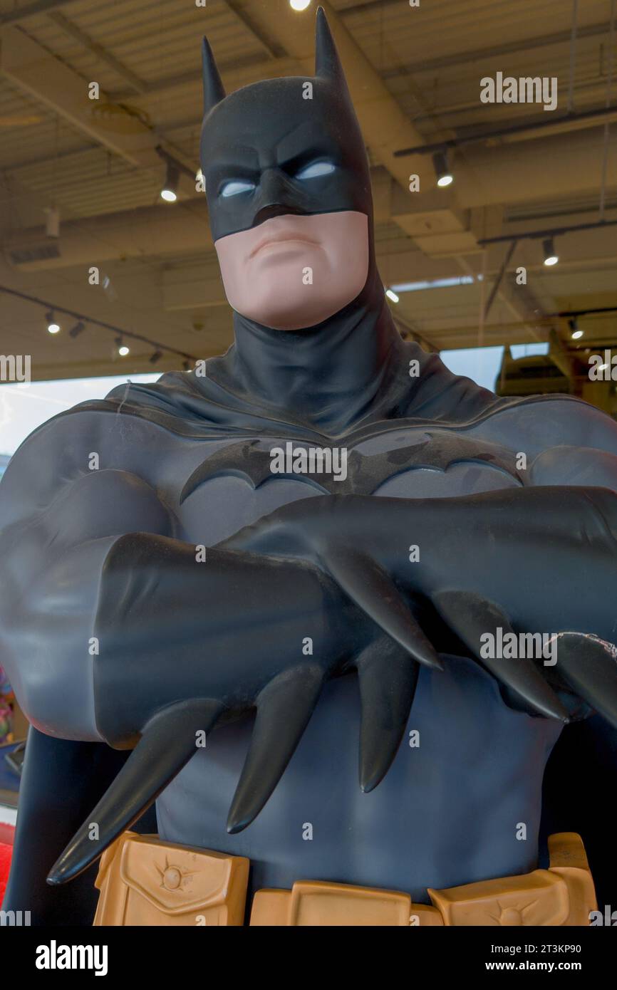 Bordeaux , Francia - 10 19 2023 : batman series Movies american Marvel Comics Gigante figure Foto Stock