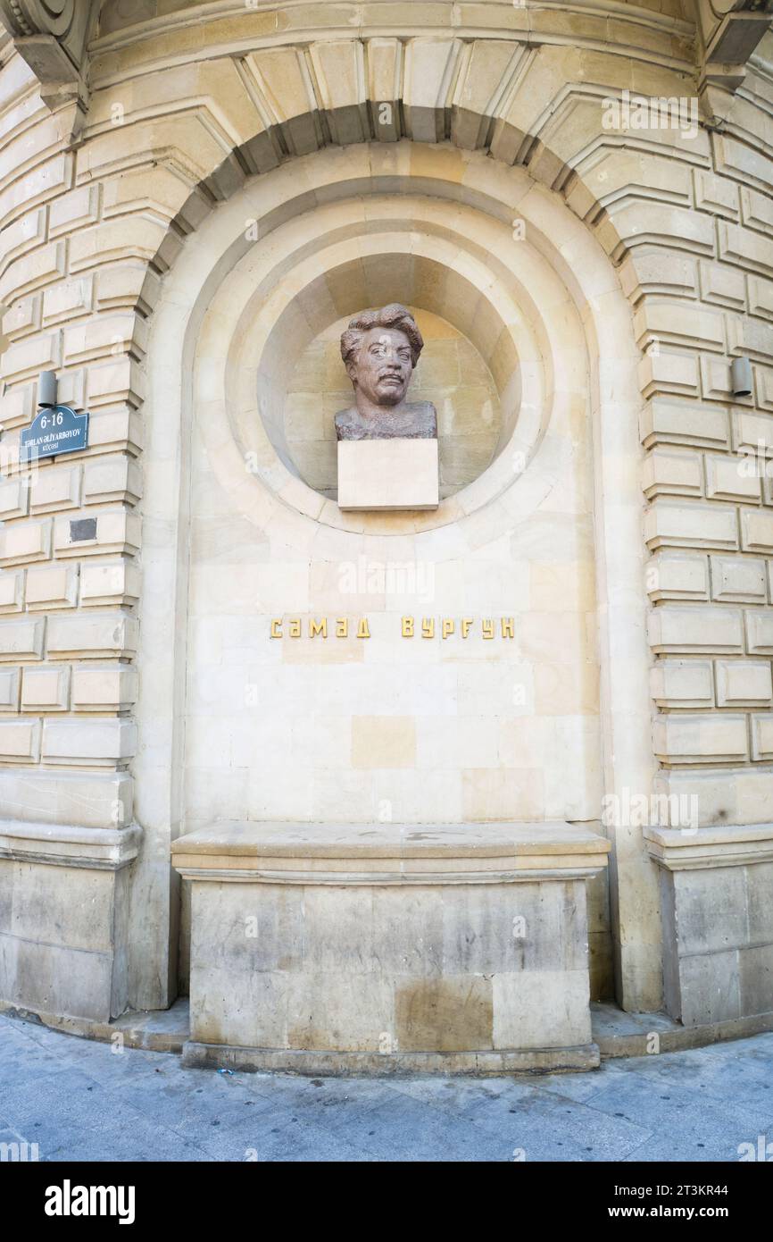 Un busto dell'eroe si trova nell'angolo esterno del suo condominio. Alla Casa Museo del famoso scrittore, autore, poeta, drammaturgo, Samad Foto Stock