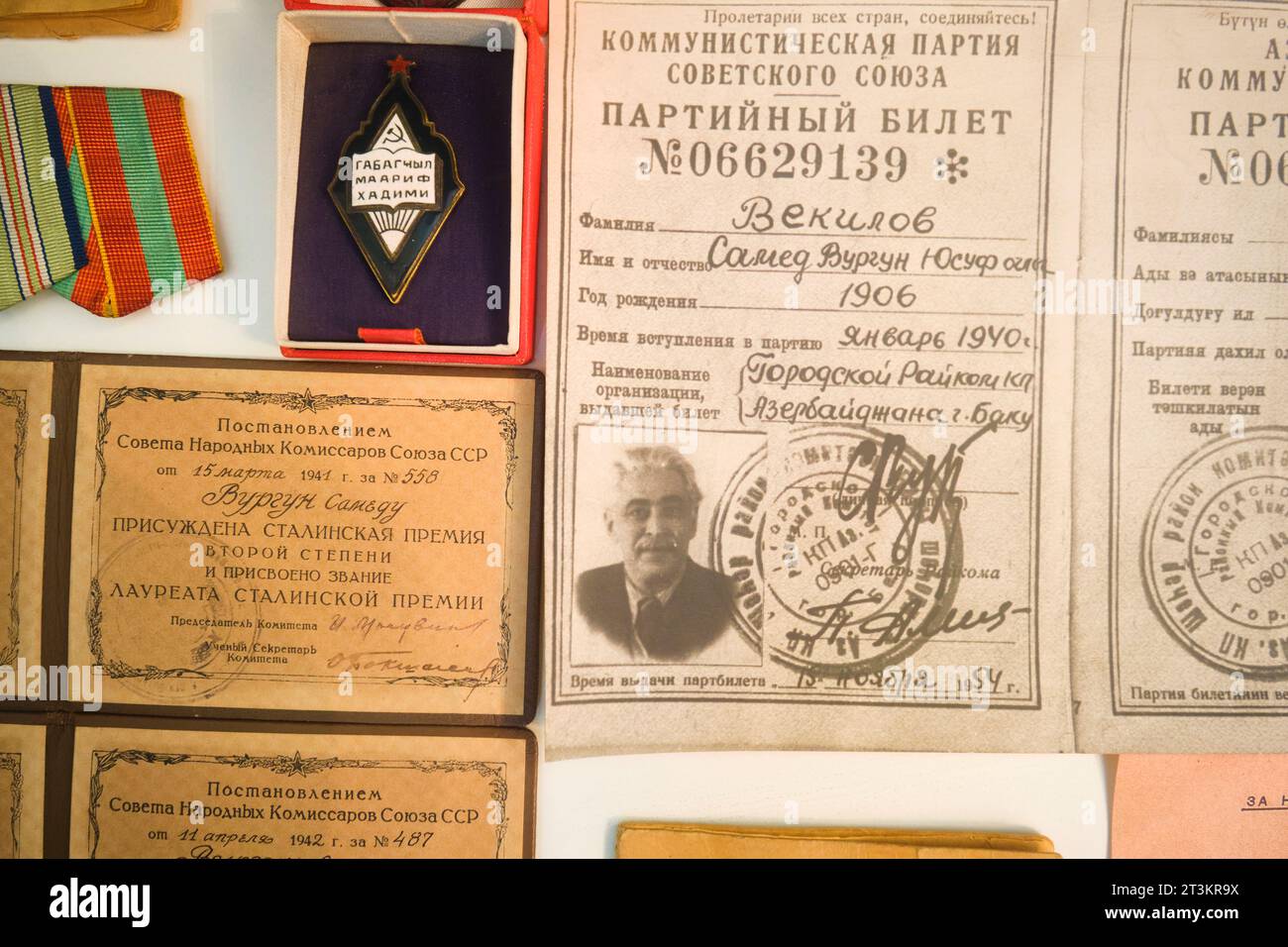 Una visione dei vari paer d'identificazione di Vurgun, carte dell'epoca sovietica. Alla Casa Museo del famoso scrittore, autore, poeta, drammaturgo, Samad Foto Stock