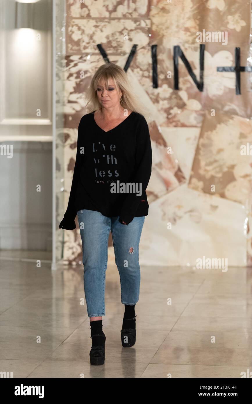 Jo Wood prova Walk in passerella per la fiera Vin + Omi, presentando la loro ultima collezione, in vista della settimana della moda di Londra Foto Stock