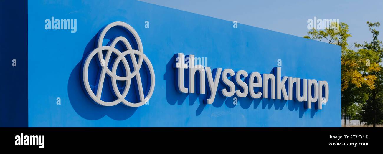 Cartello con logo ThyssenKrupp, sede centrale, Ruhr tech kampus Essen, Foto Stock