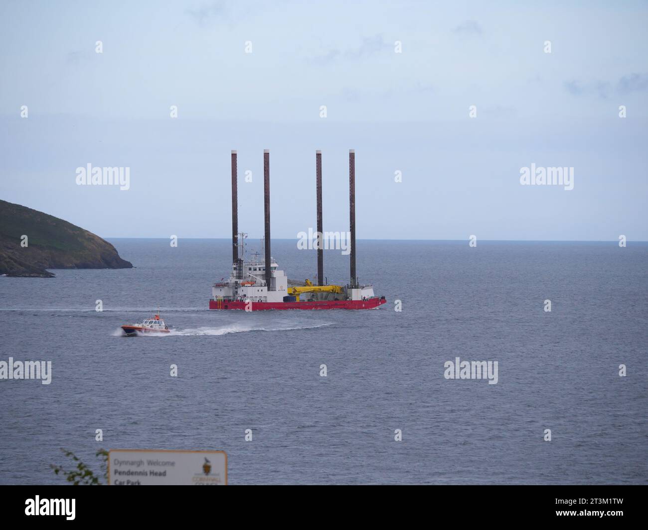 Ziton Wind una nave per installazione di turbine eoliche con capacità di sollevamento idraulico naviga nei pressi di Falmouth, Cornovaglia, Regno Unito Foto Stock Ziton Wind una nave per installazione di turbine eoliche con capacità di sollevamento idraulico naviga nei pressi di Falmouth, Cornovaglia, Regno Unito Foto Stock