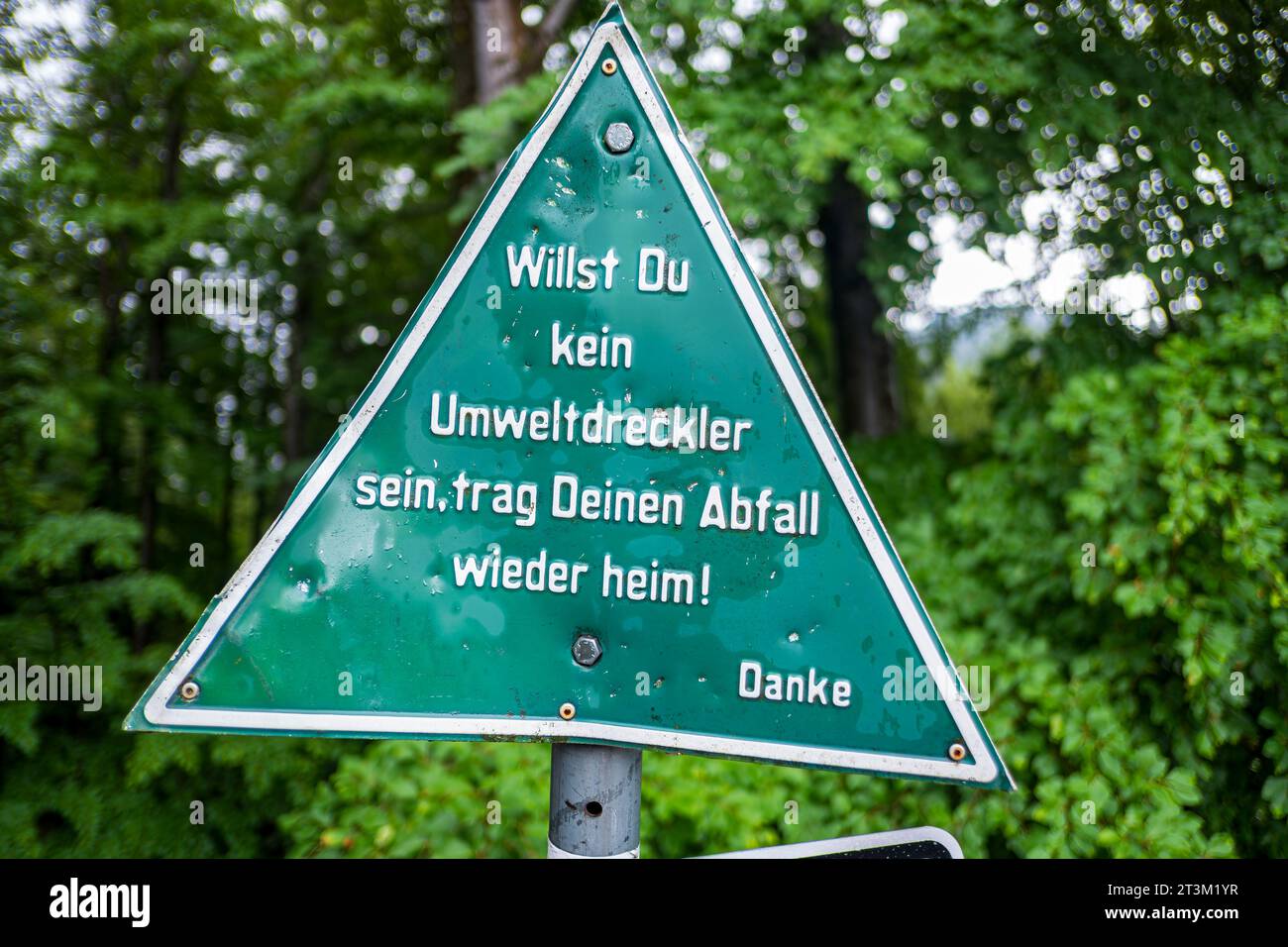 Tieni pulito l'ambiente, invia un messaggio a chi inquina e ciclisti su un cartello all'accesso superiore alla gola di Eistobel, Grünenbach, Baviera, Germania. Foto Stock