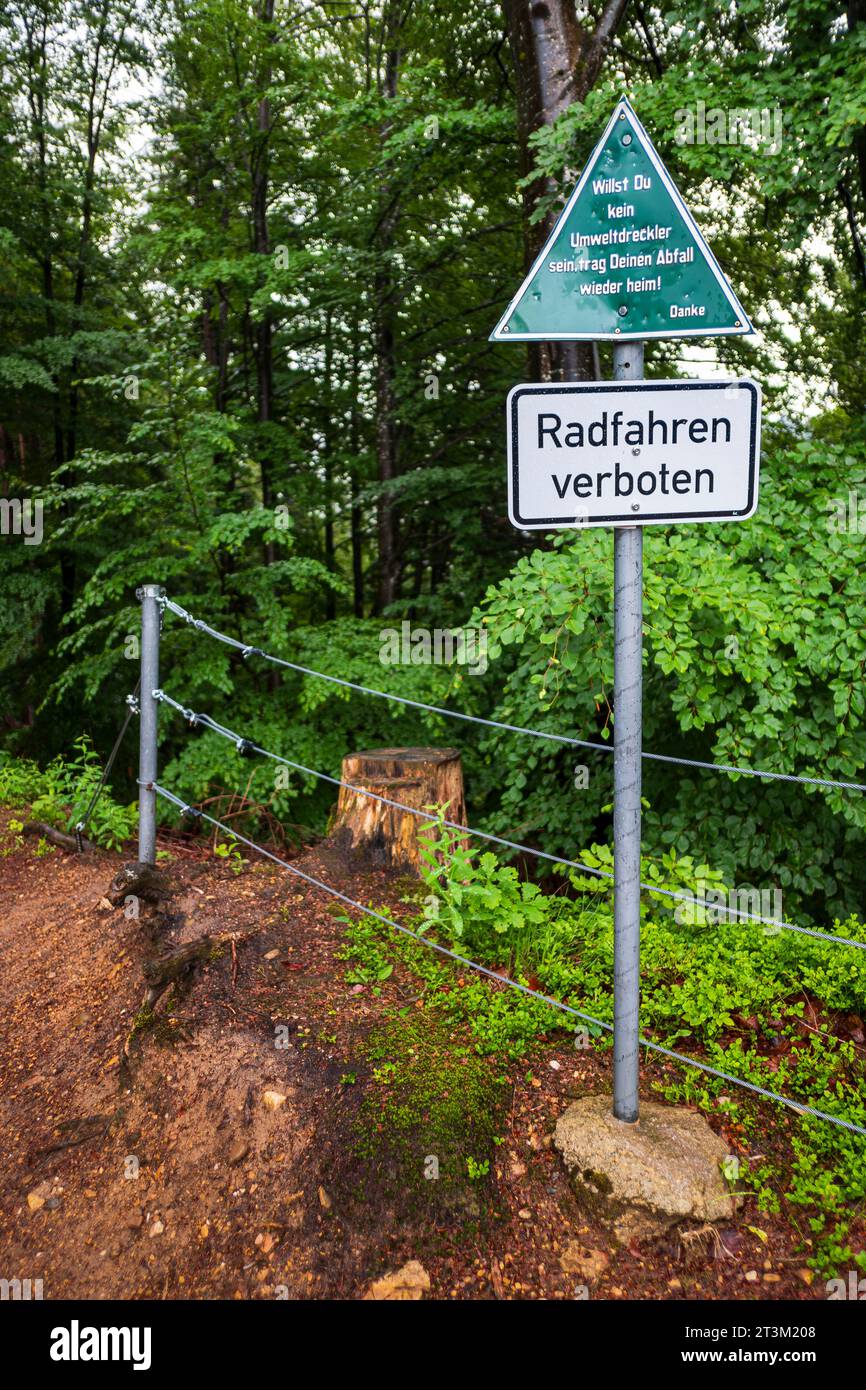 Tieni pulito l'ambiente, invia un messaggio a chi inquina e ciclisti su un cartello all'accesso superiore alla gola di Eistobel, Grünenbach, Baviera, Germania. Foto Stock