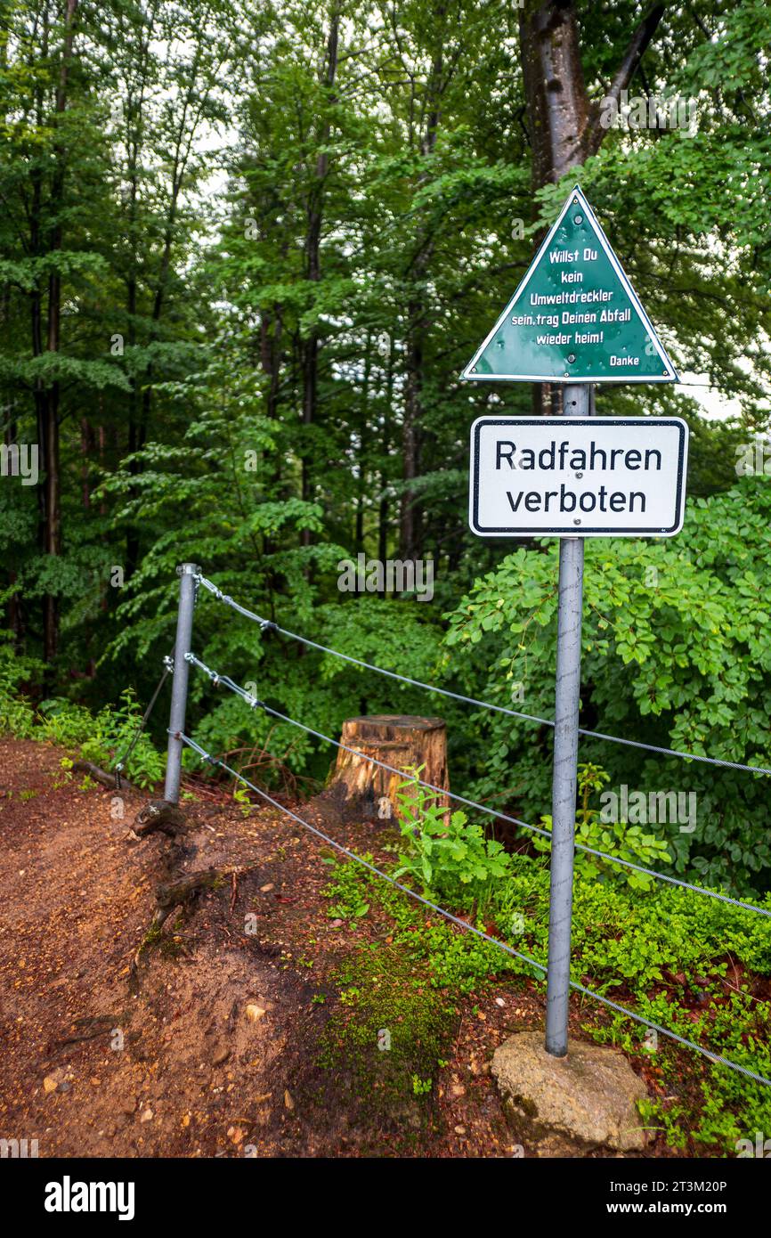 Tieni pulito l'ambiente, invia un messaggio a chi inquina e ciclisti su un cartello all'accesso superiore alla gola di Eistobel, Grünenbach, Baviera, Germania. Foto Stock