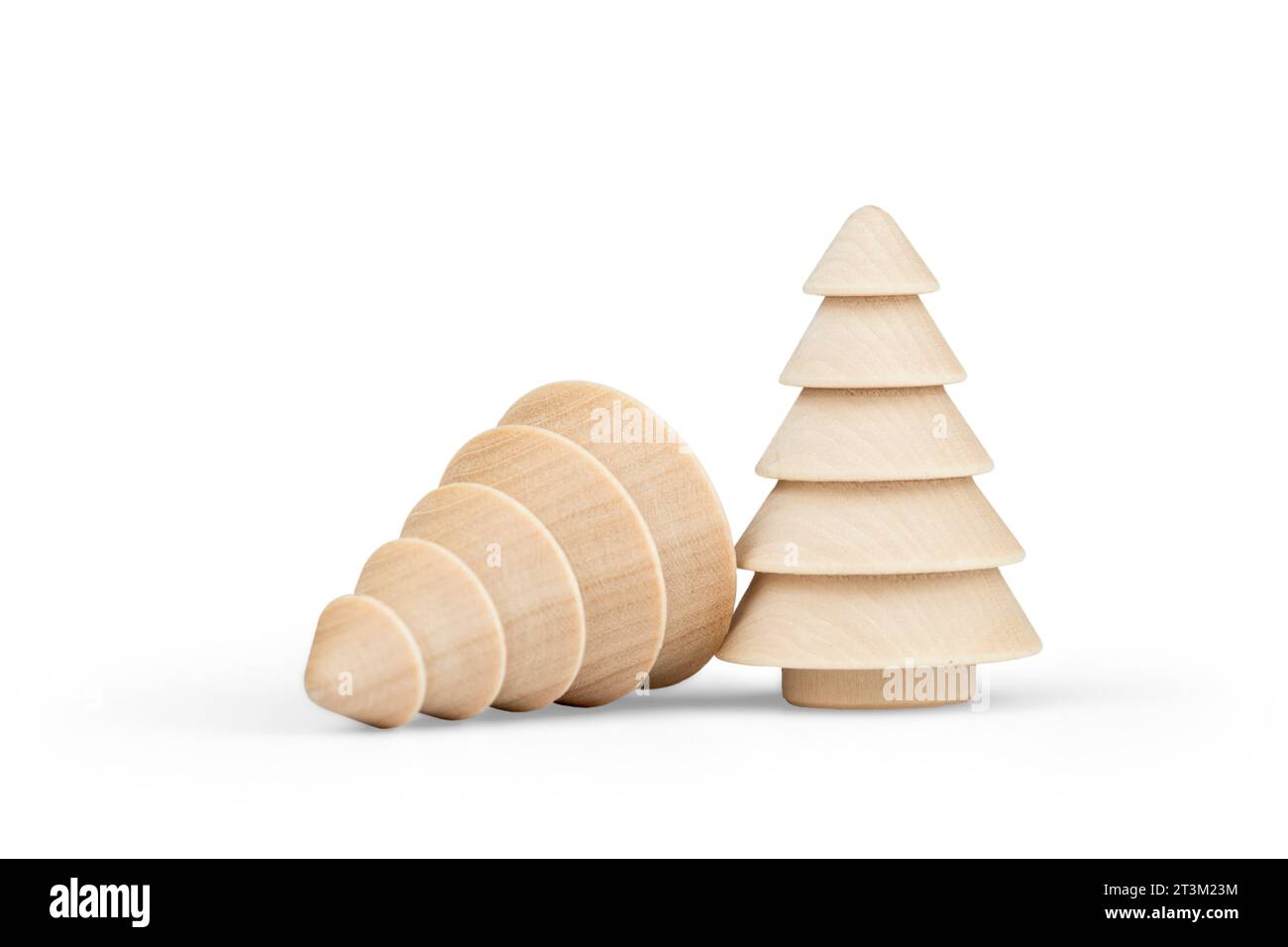 Alberi di Natale in legno in stile Vintage isolati su sfondo bianco con ombra morbida. Biglietto d'auguri. Foto Stock