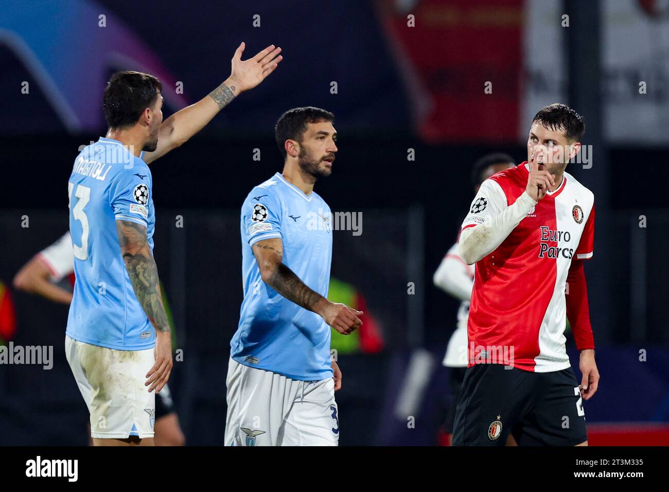 ROTTERDAM, PAESI BASSI - OTTOBRE 25: Alessio Romagnoli (SS Lazio) e Santiago Gimenez (Feyenoord Rotterdam) nel girone e - UEFA Champions Leagu Foto Stock