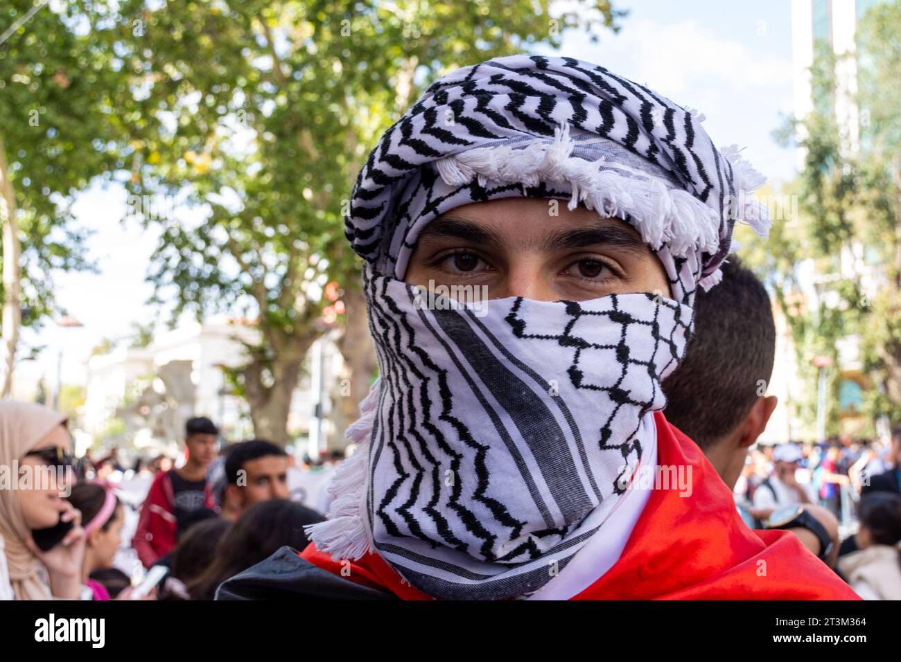 Primo piano un giovane che indossa una sciarpa tradizionale palestinese (Keffiyeh) e si copre il volto nella protesta a Setif City. Algeria. Foto Stock