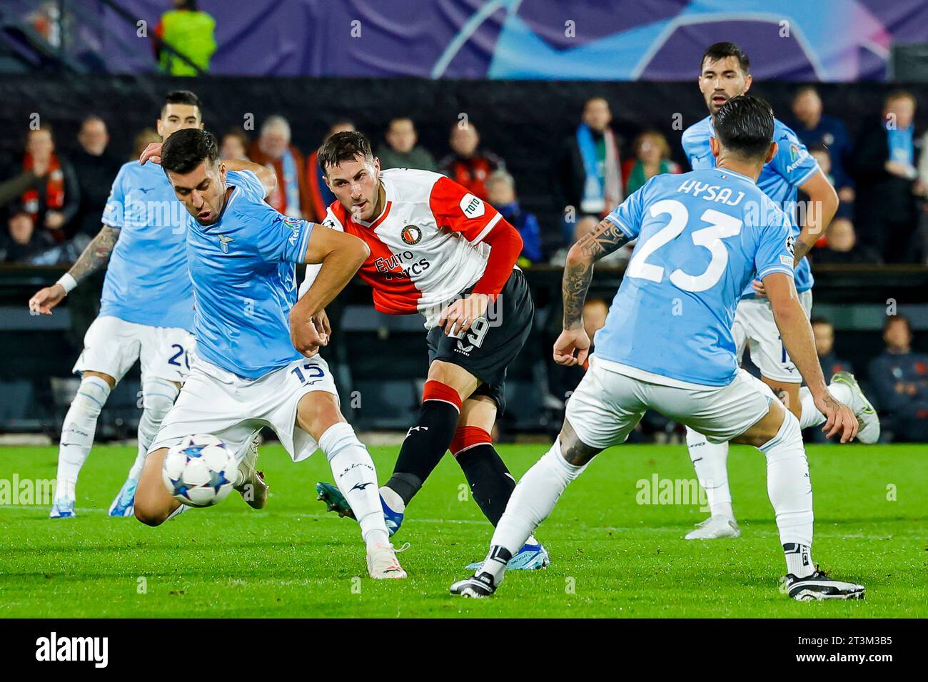 ROTTERDAM, PAESI BASSI - OTTOBRE 25: Nicolo Casale (SS Lazio) e Santiago Gimenez (Feyenoord Rotterdam) durante il gruppo e - UEFA Champions League 20 Foto Stock