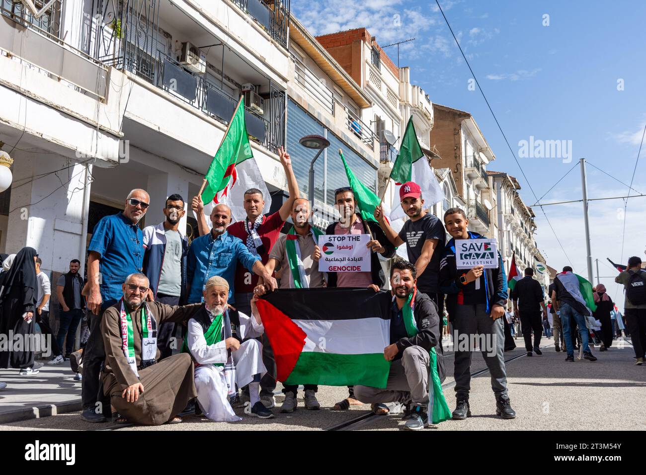 Una folla di manifestanti a Setif City in solidarietà con i palestinesi. Algeria Foto Stock