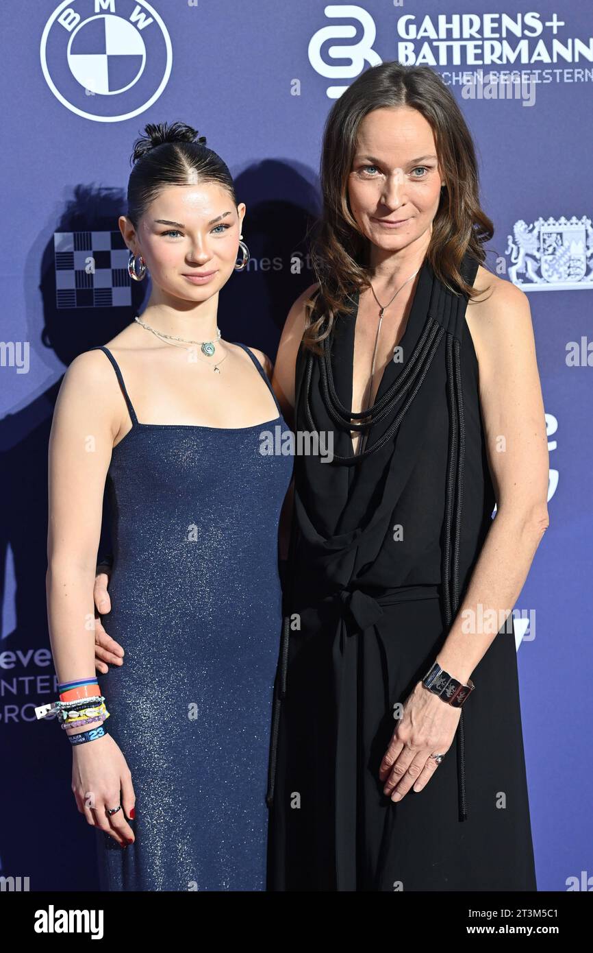 Jeanette Hain Schauspielerin mit Tochter Malou. Roter Teppich, Blauer Panther Ð TV und streaming Award 2023 AM 25.10.2023 in der BMW Welt Muenchen. *** Jeanette Hain attrice con la figlia Malou Red Carpet, Blue Panther Ð TV and streaming Award 2023 su 25 10 2023 al BMW World Munich Credit: Imago/Alamy Live News Foto Stock