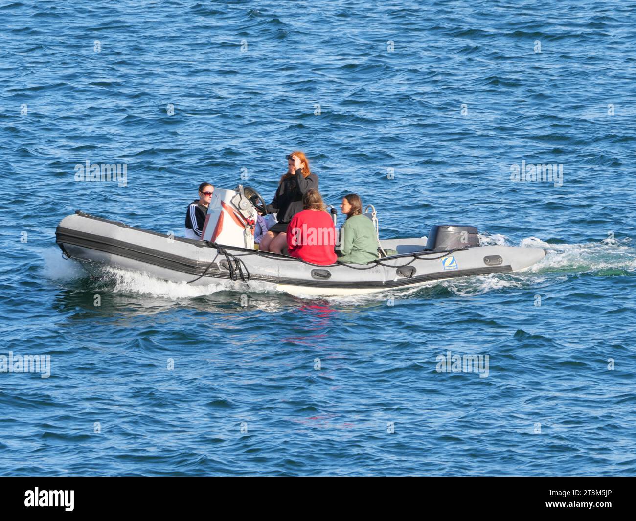 Gita in famiglia su un gommone di fronte al castello di Pendennis vicino a Falmouth, Inghilterra Foto Stock