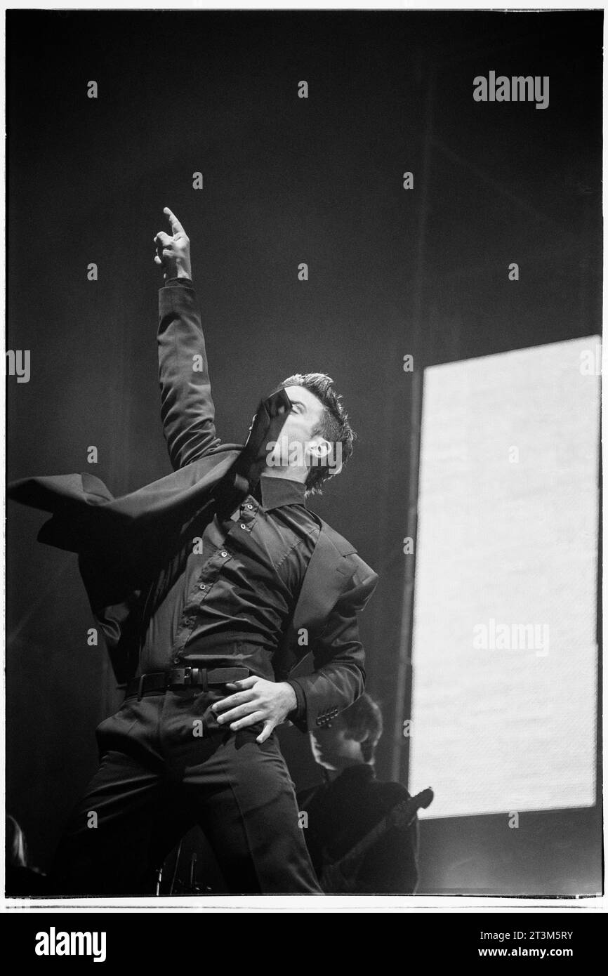 ROBBIE WILLIAMS, CARDIFF, 2001: Robbie Williams sembra divertente mentre la cravatta vola per nascondersi il volto durante il suo tour Weddings, Barmitzvahs & Stadiums al Cardiff Arms Park – Millennium Stadium di Cardiff, Galles, Regno Unito il 14 luglio 2001. Foto: Rob Watkins Foto Stock