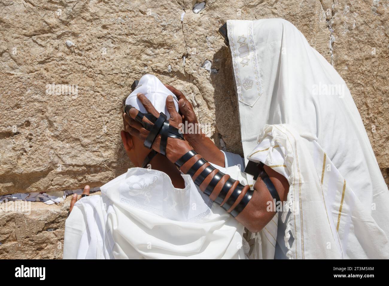 Un ebreo che prega al muro occidentale di Gerusalemme Foto Stock