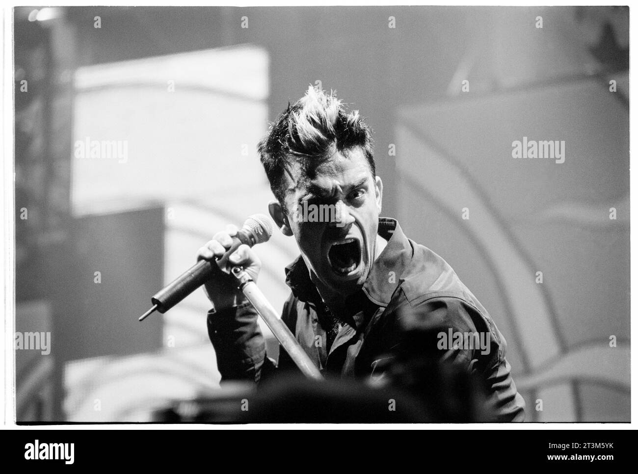 ROBBIE WILLIAMS, CARDIFF, 2001: Robbie Williams urla alla telecamera con un volto arrabbiato durante il suo tour Weddings, Barmitzvahs & Stadiums al Cardiff Arms Park – Millennium Stadium di Cardiff, Galles, Regno Unito il 14 luglio 2001. Foto: Rob Watkins Foto Stock