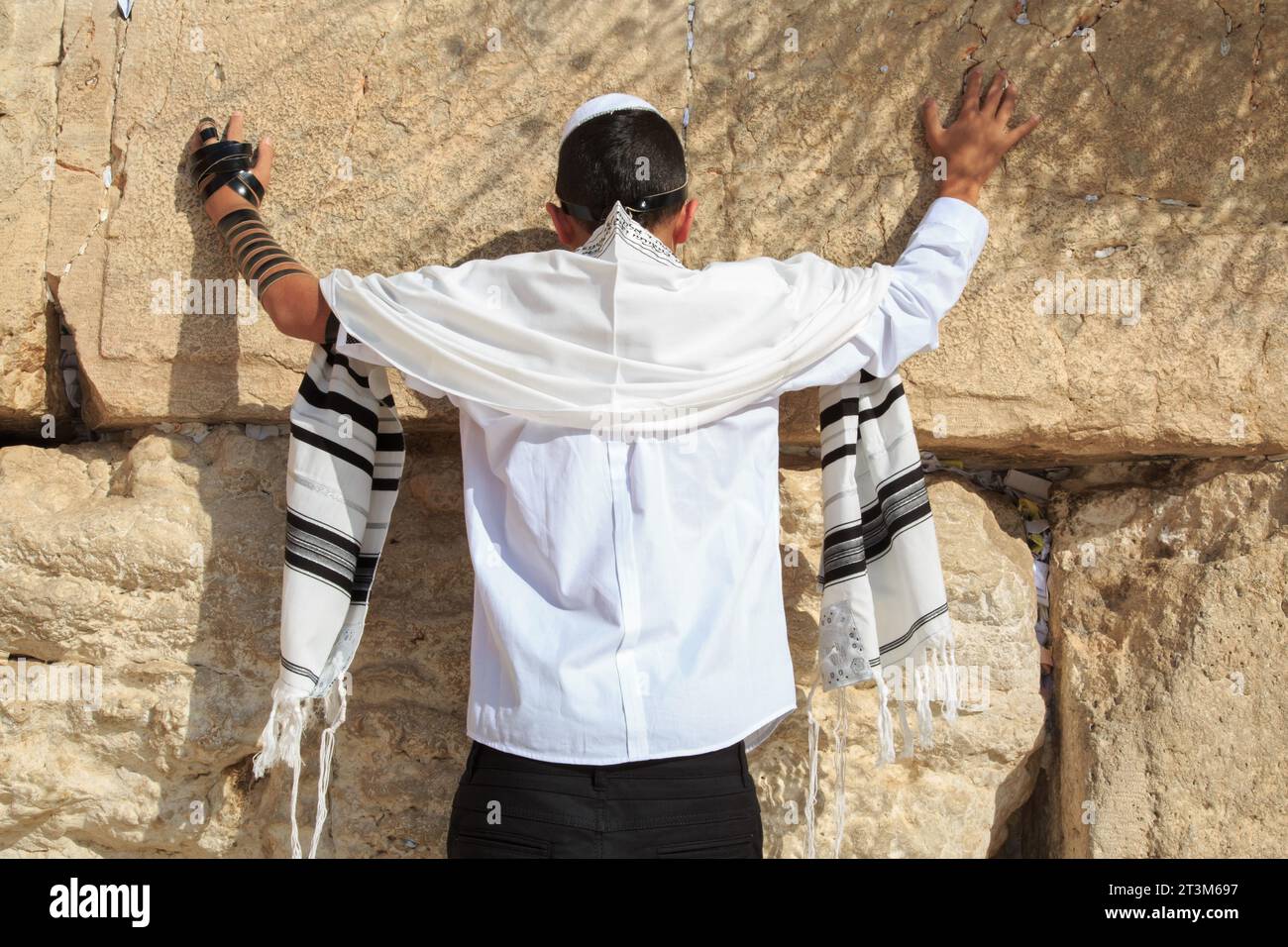 Un adolescente di 13 anni prega al muro occidentale. Bar mitzvah Ritual Foto Stock