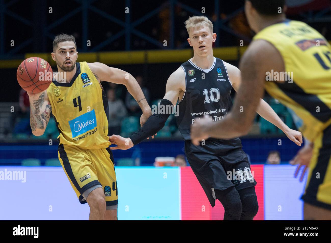 Wroclaw, Polonia, 25 ottobre 2023. BKT Eurocup: WKS Slask Wroclaw (magliette nere) vs Aris Midea Thessaloniki (magliette gialle) in Orbita Hall. Nella foto: #4 Vassilis Toliopoulos e #10 Lukasz Kolenda © Piotr Zajac/Alamy Live News Foto Stock
