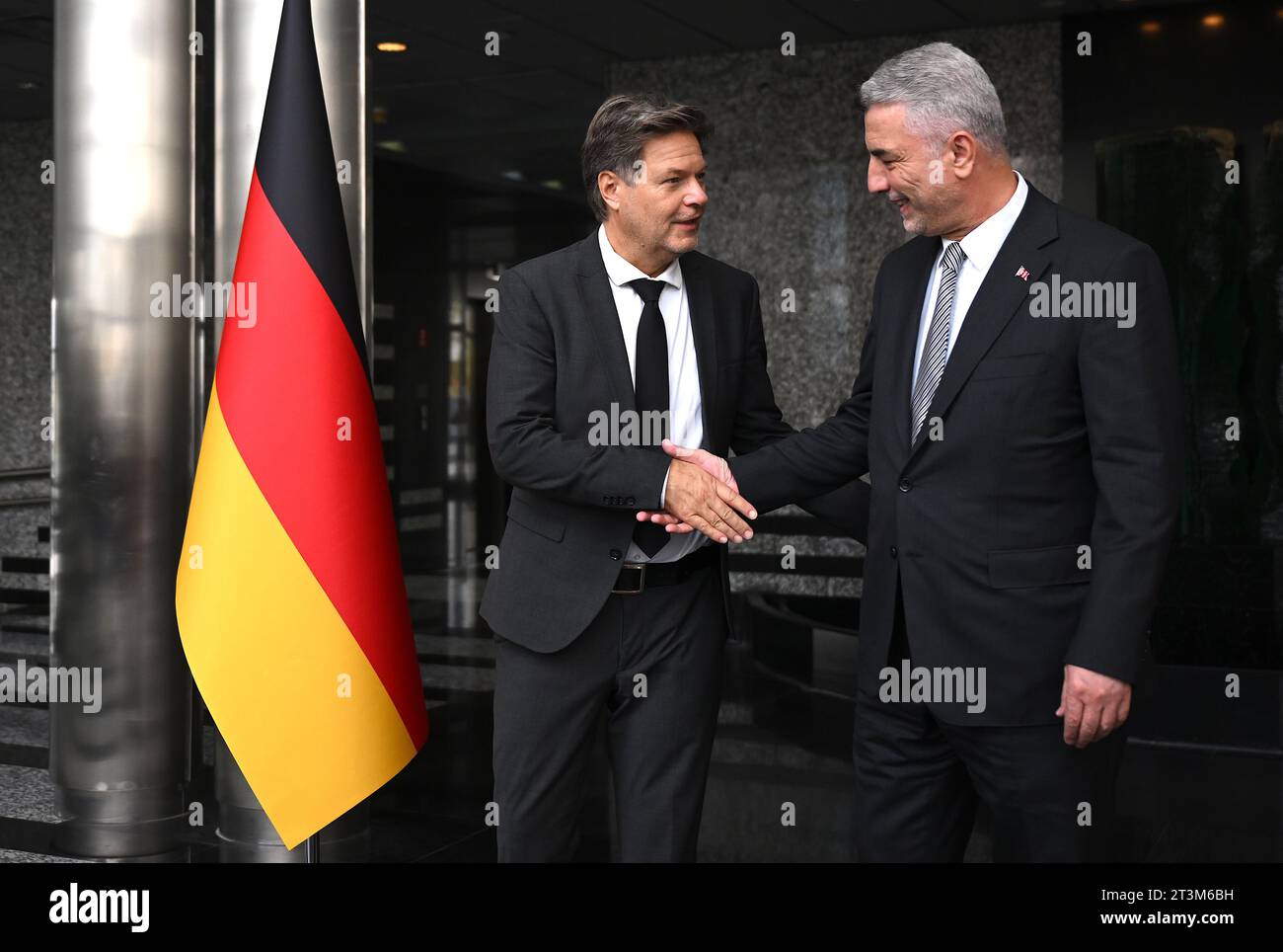 Ankara, Turchia. 26 ottobre 2023. Robert Habeck (l, Bündnis 90/die Grünen), Vice Cancelliere e Ministro federale dell'economia e della protezione del clima, incontra il Ministro turco del commercio Ömer Bolat. Il motivo del viaggio è la riunione della commissione per la politica economica e commerciale tedesco-turca e la riunione del forum tedesco-turco sull'energia. Anche i colloqui bilaterali con i suoi omologhi e una visita aziendale sono all'ordine del giorno. Crediti: Britta Pedersen/dpa/Alamy Live News Foto Stock