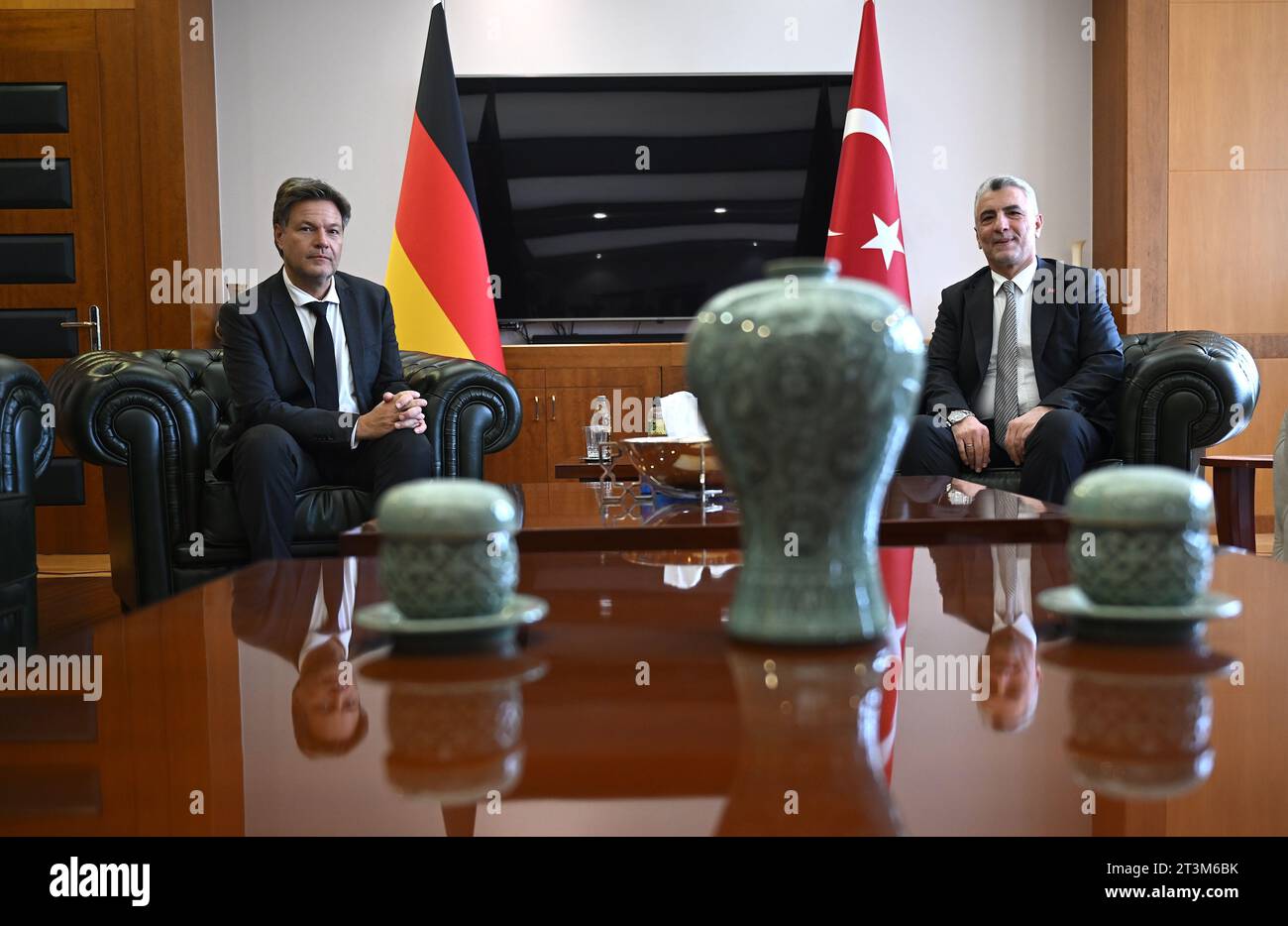 Ankara, Turchia. 26 ottobre 2023. Robert Habeck (l, Bündnis 90/die Grünen), Vice Cancelliere e Ministro federale dell'economia e della protezione del clima, incontra il Ministro turco del commercio Ömer Bolat. Il motivo del viaggio è la riunione della commissione per la politica economica e commerciale tedesco-turca e la riunione del forum tedesco-turco sull'energia. Anche i colloqui bilaterali con i suoi omologhi e una visita aziendale sono all'ordine del giorno. Crediti: Britta Pedersen/dpa/Alamy Live News Foto Stock
