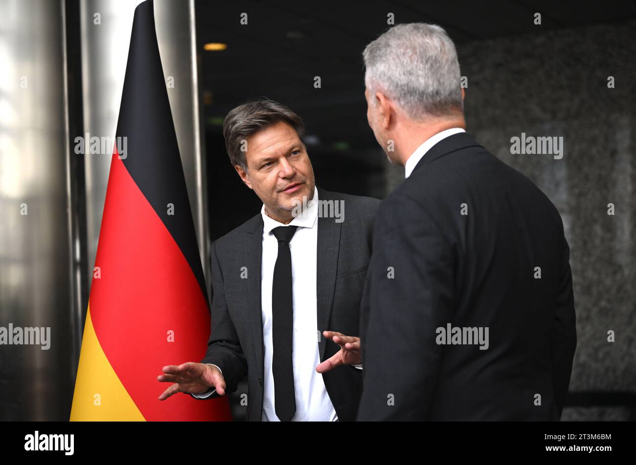 Ankara, Turchia. 26 ottobre 2023. Robert Habeck (l, Bündnis 90/die Grünen), Vice Cancelliere e Ministro federale dell'economia e della protezione del clima, incontra il Ministro turco del commercio Ömer Bolat. Il motivo del viaggio è la riunione della commissione per la politica economica e commerciale tedesco-turca e la riunione del forum tedesco-turco sull'energia. Anche i colloqui bilaterali con i suoi omologhi e una visita aziendale sono all'ordine del giorno. Crediti: Britta Pedersen/dpa/Alamy Live News Foto Stock