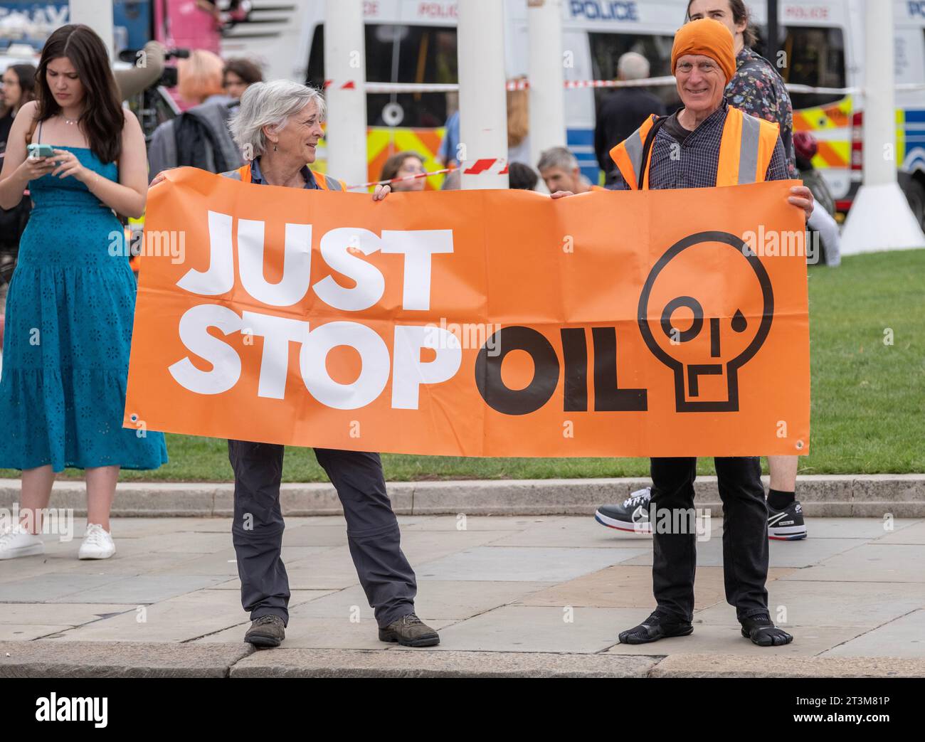 Londra, Regno Unito. 19 luglio 2023. Just Stop Oil attivisti che tengono un grande striscione in Piazza del Parlamento, che si battono per il governo per fermare tutte le future licenze e produzione di combustibili fossili. Foto Stock