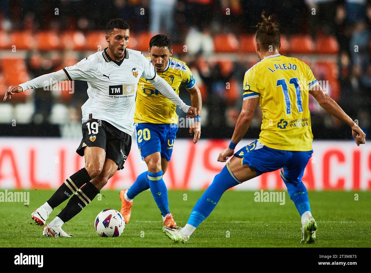 Selim Amallah di Valencia CF, Isaac Carcelen Iza e Ivan Alejo di Cadice CF in azione durante la partita LaLiga EA Sports tra Valencia CF e Cadice Foto Stock