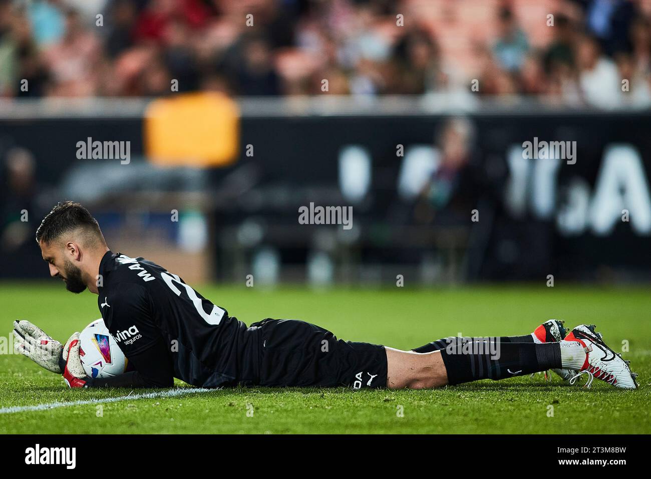 Giorgi Mamardashvili del Valencia CF reagisce durante la partita LaLiga EA Sports tra Valencia CF e Cadice CF all'Estadio Mestalla il 23 ottobre 2023 Foto Stock