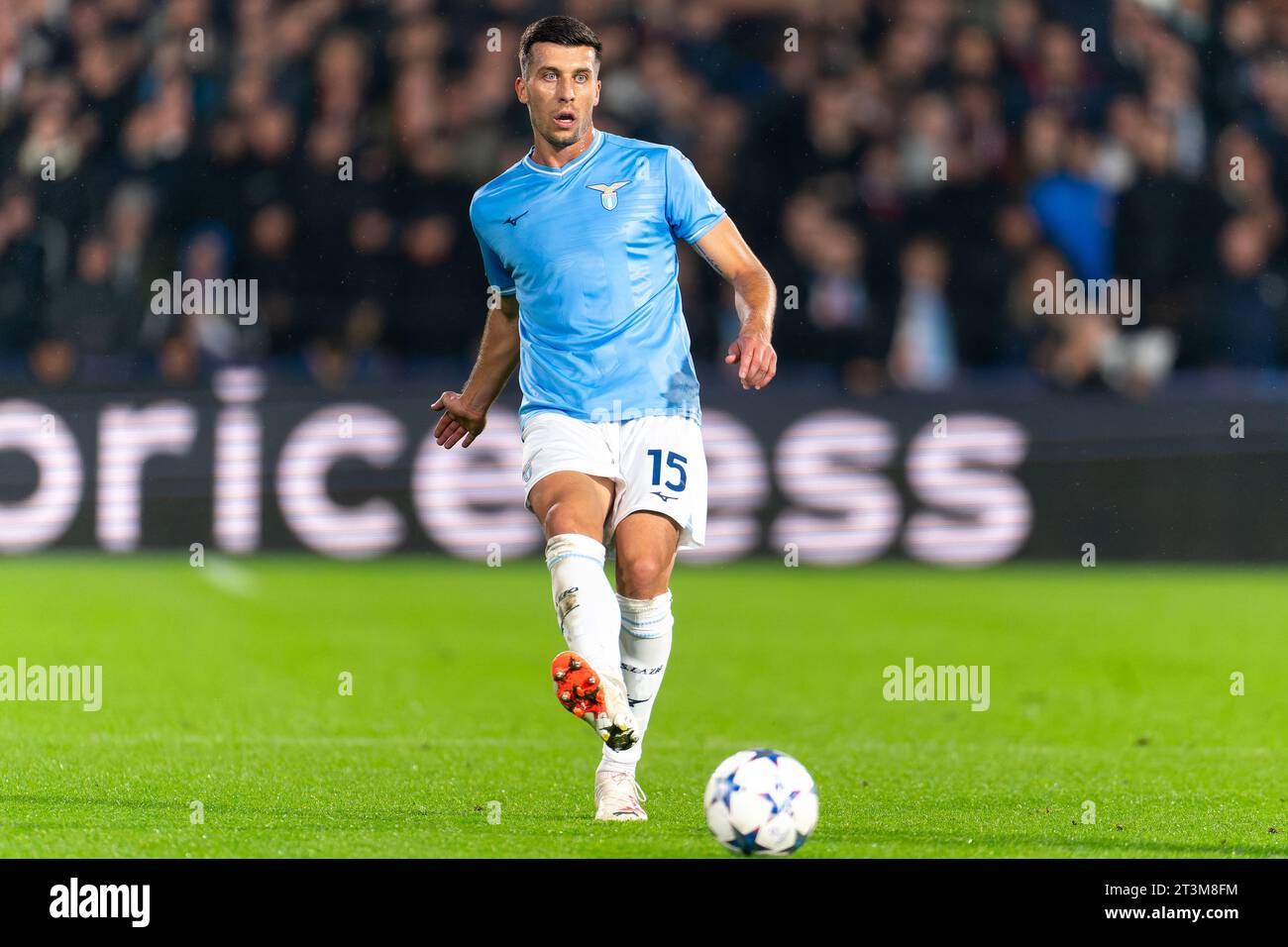 Rotterdam, Paesi Bassi. 25 ottobre 2023. ROTTERDAM, PAESI BASSI - OTTOBRE 25: Nicolo Casale della SS Lazio passa il pallone durante la partita del gruppo e - UEFA Champions League 2023/24 tra Feyenoord e SS Lazio allo Stadion Feijenoord il 25 ottobre 2023 a Rotterdam, Paesi Bassi. (Foto di Joris Verwijst/Orange Pictures) credito: Orange Pics BV/Alamy Live News Foto Stock