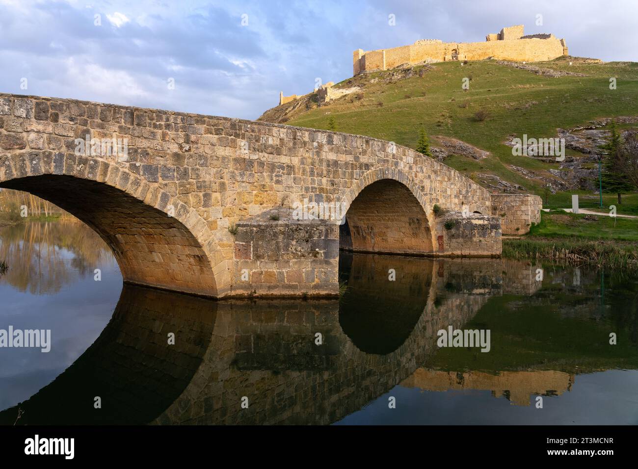 BURGO DE OSMA, SPAGNA - 1 APRILE 2021: Castello medievale di Burgo de Osma e ponte di pietra, Soria, Castilla y León, Spagna. Foto Stock