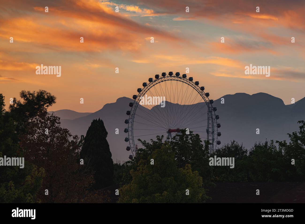 Grande ruota panoramica nel parco divertimenti al tramonto a Konyaalti Antalya Foto Stock