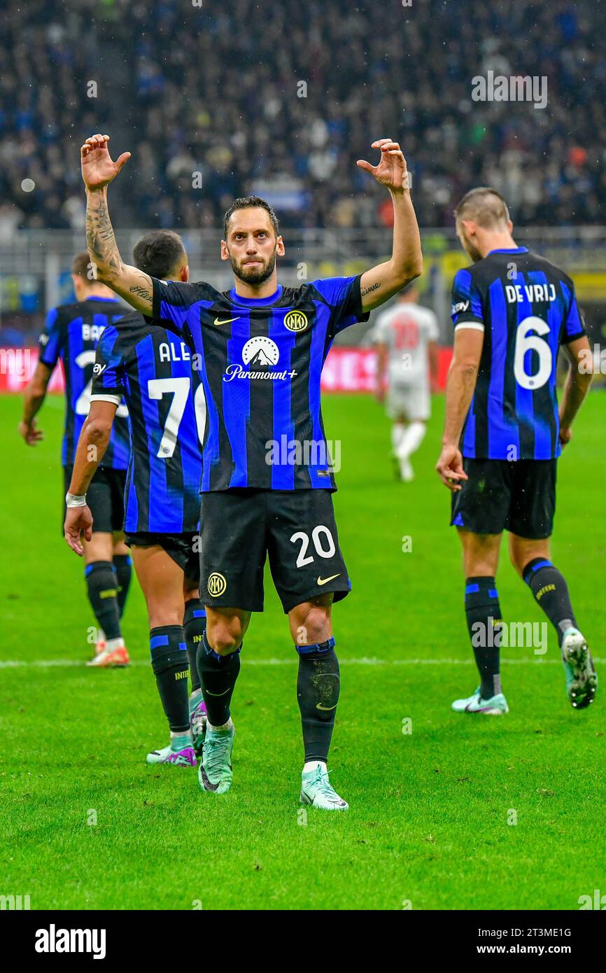 Milano, Italia. 24 ottobre 2023. Hakan Calhanoglu (20) dell'Inter segna per 2-1 su un rigore durante la partita di UEFA Champions League tra Inter e FC Salzburg a Giuseppe Meazza a Milano. (Foto: Gonzales Photo - Tommaso Fimiano). Foto Stock