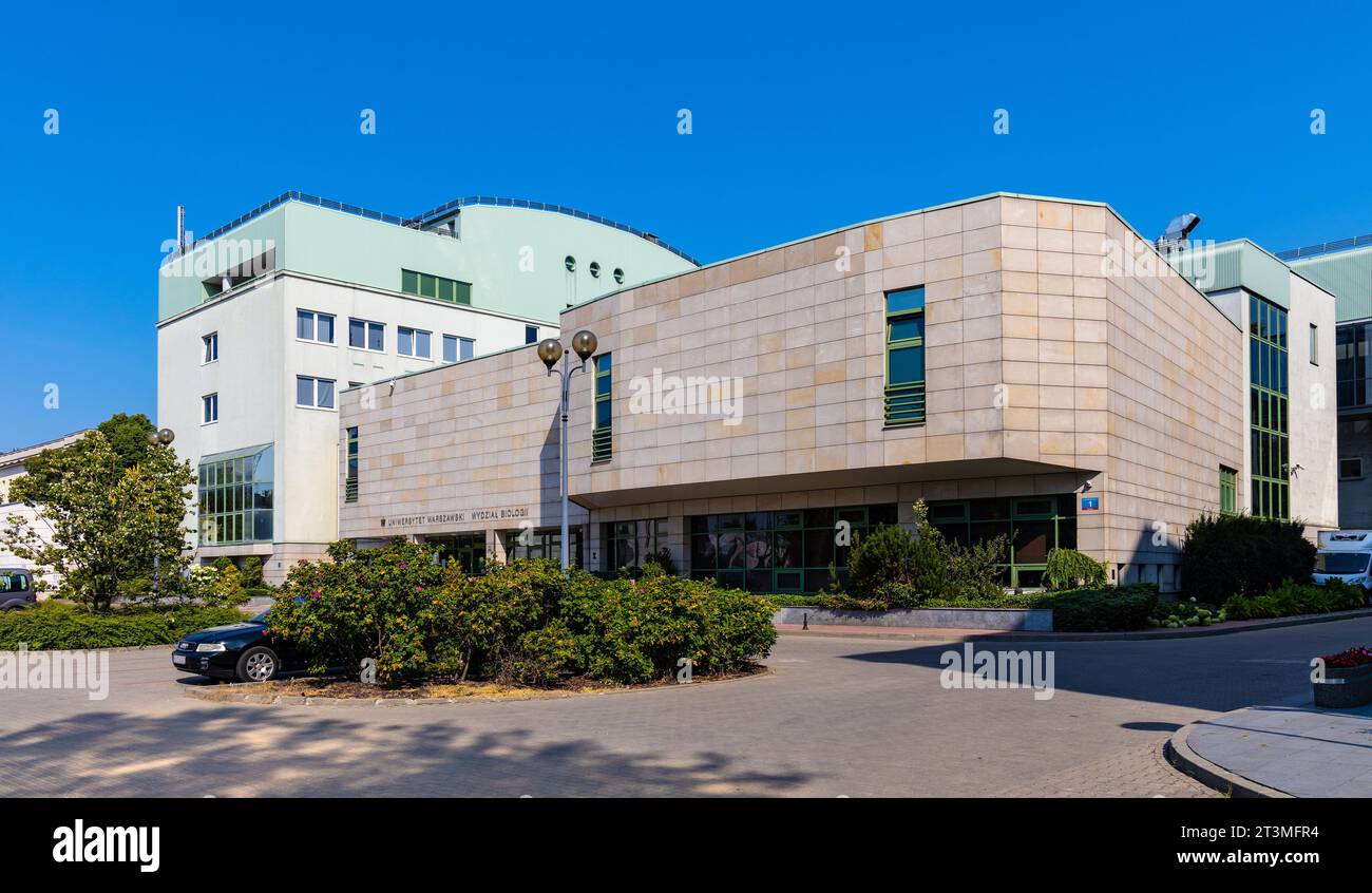 Varsavia, Polonia - 25 luglio 2021: Edificio del dipartimento di biologia all'interno del campus universitario dell'Università di Varsavia a Pasteura e via Zwirki i Wigury a Mokotow Foto Stock