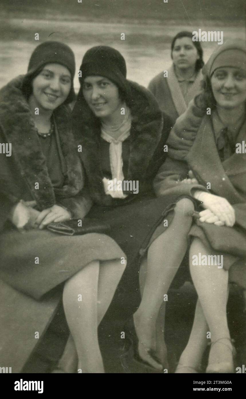 Tre amiche donne che indossano cappotti e cappelli pelliccia, Italia 1929 Foto Stock