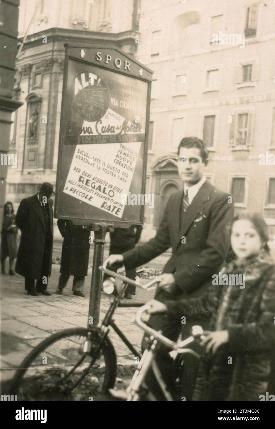 Uomo e bambino in piedi con le biciclette vicino a un cartello, Roma, 1940 Foto Stock
