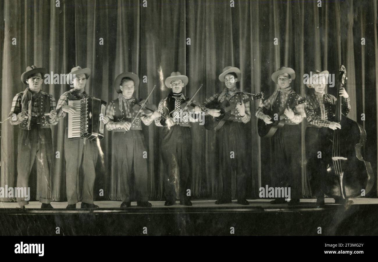 Band di musicisti in stile occidentale sul palco, UK 1950s Foto Stock