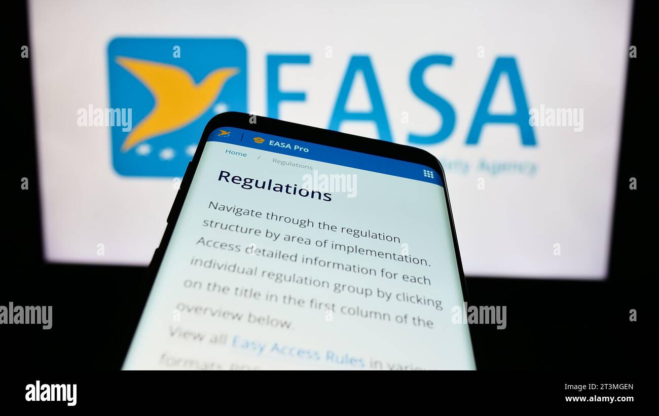 Telefono cellulare con pagina web dell'Agenzia dell'Unione europea per la sicurezza aerea (AESA) davanti al logo. Mettere a fuoco in alto a sinistra sul display del telefono. Foto Stock