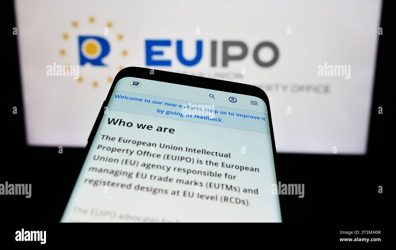Smartphone con sito web dell'Ufficio dell'Unione europea per la proprietà intellettuale (EUIPO) davanti al logo. Mettere a fuoco in alto a sinistra sul display del telefono. Foto Stock