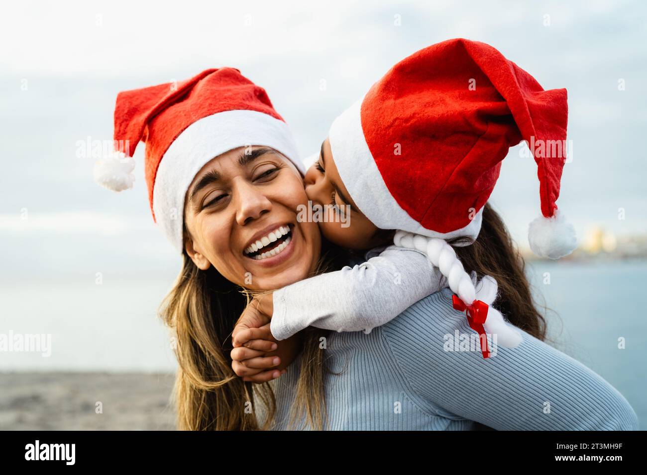 Felice madre latina che festeggia il Natale con sua figlia - concetto famiglia e vacanze Foto Stock