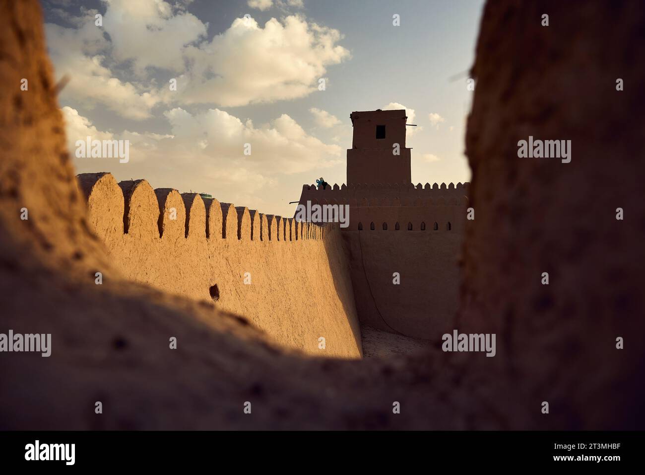 Tramonto alle mura dell'antica fortezza di Kunya Ark con torre a Khiva, città di Ichan Kala in Uzbekistan. Foto Stock