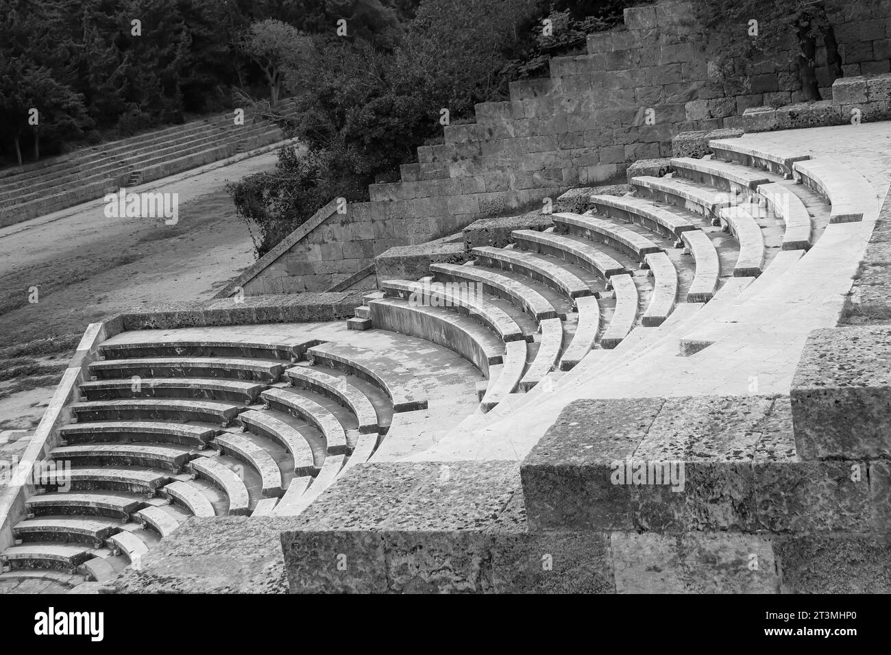 Acropoli di Rodi, Odeon in marmo utilizzato come teatro per 800 spettatori in bianco e nero Foto Stock