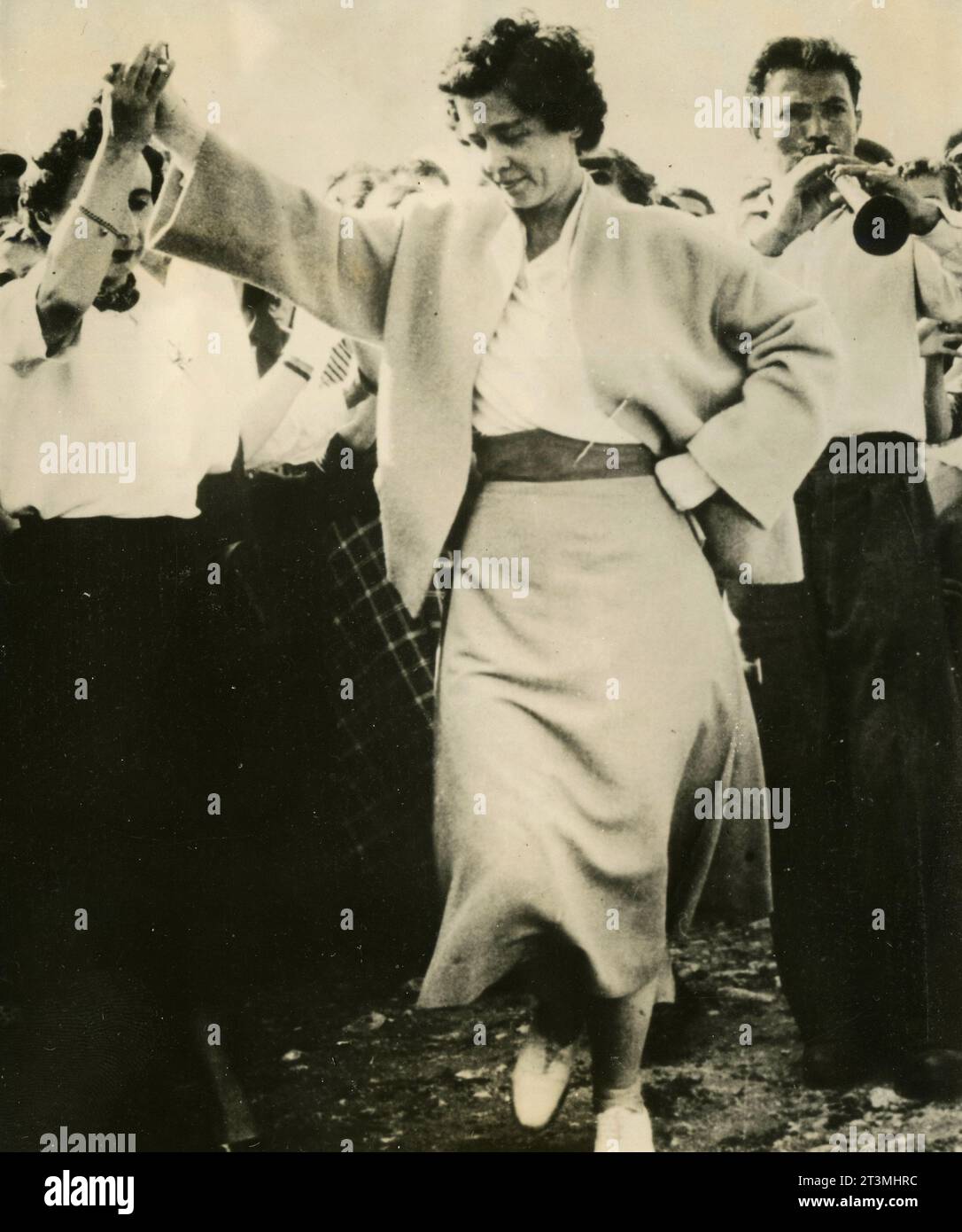 La regina Frederika di Grecia danzando una danza folcloristica Tracia, 1955 Foto Stock