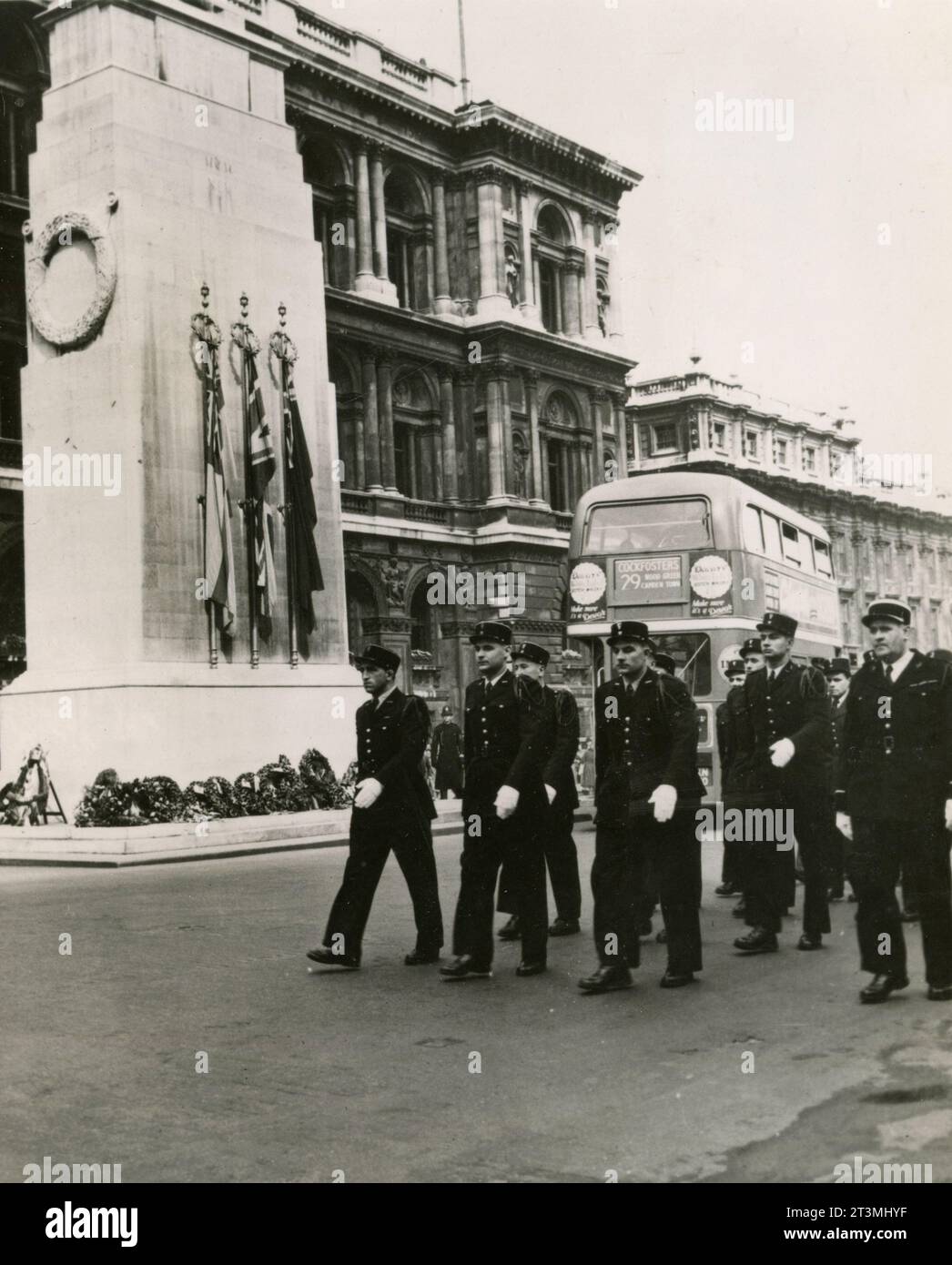 Delegazione di polizia francese di fronte al Whitehall Memorial, Londra Regno Unito 1950 Foto Stock