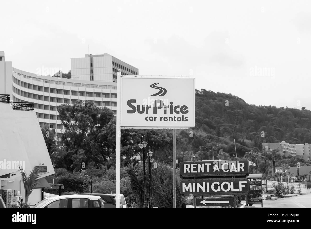 Surprice Car Rentals, Rodi hotel sulla striscia di Ixia hotel, cartello con le informazioni aziendali in bianco e nero Foto Stock